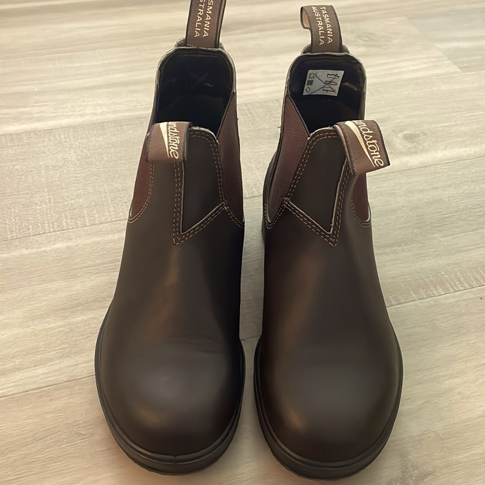 Blundatone #500 Women’s Chelsea boot   Size 7.5  Worn twice.